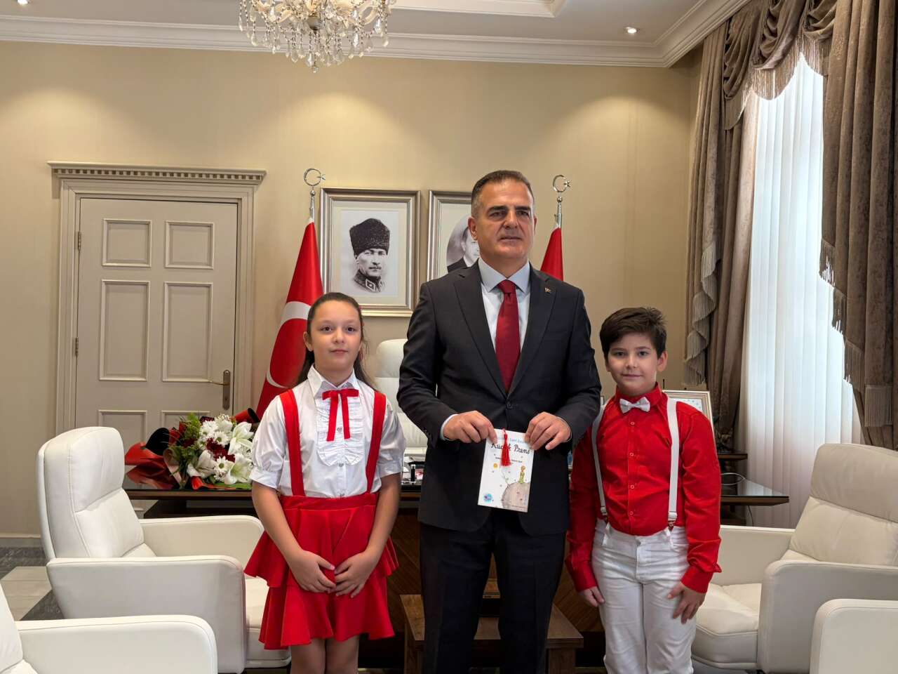 Muğla Valisi Dr.İdris Akbıyık, Öğrencileri Makamında Ağırladı 2